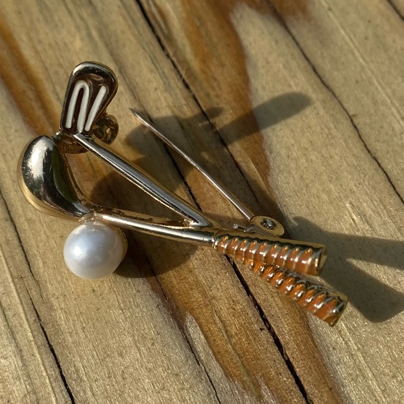 Elegant Gold and Pearl Brooch golfer - Picture 5 of 14